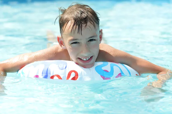 Heureux adolescent garçon sweeming dans piscine — Photo