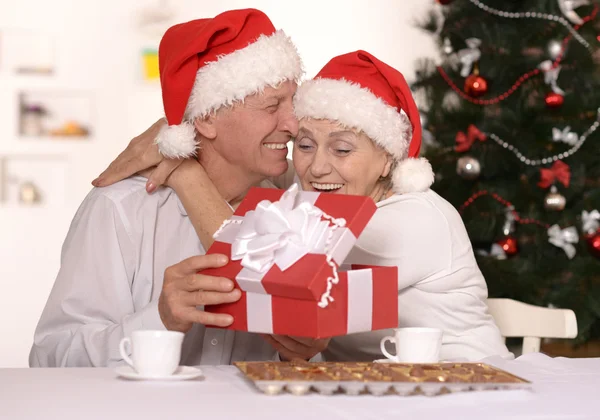 Pareja madura celebrando año nuevo — Foto de Stock