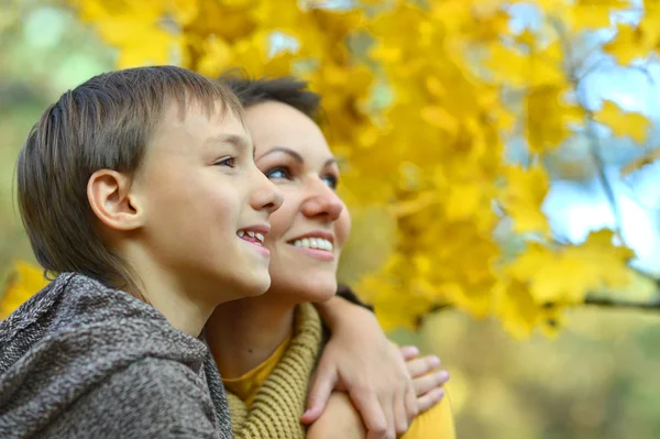 Mutter mit einem Jungen — Stockfoto