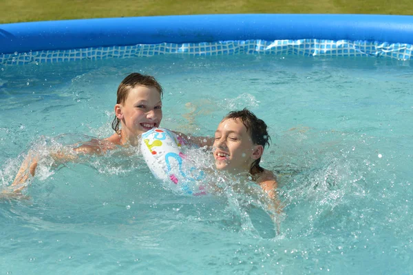 Niños nadando en la piscina — Foto de Stock