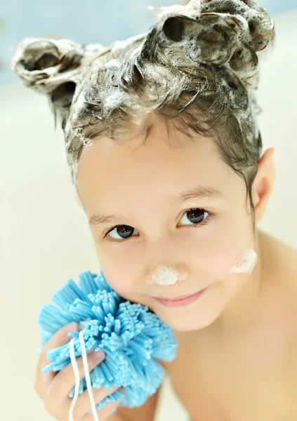 Petite fille dans le bain — Photo