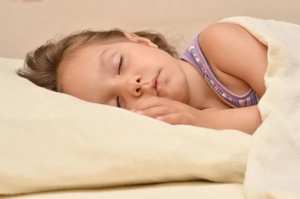 Niña en la cama —  Fotos de Stock