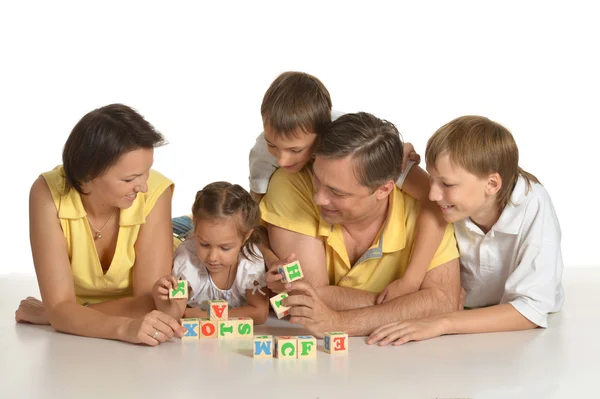 Familie spelen binnenshuis — Stockfoto