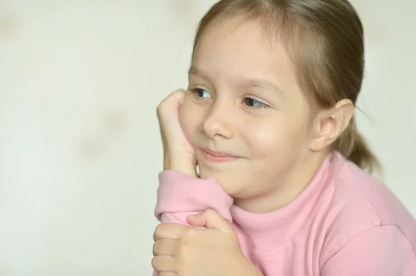 Ritratto di bambina emotiva a casa — Foto Stock