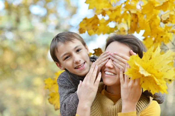 Mutter mit einem Jungen — Stockfoto