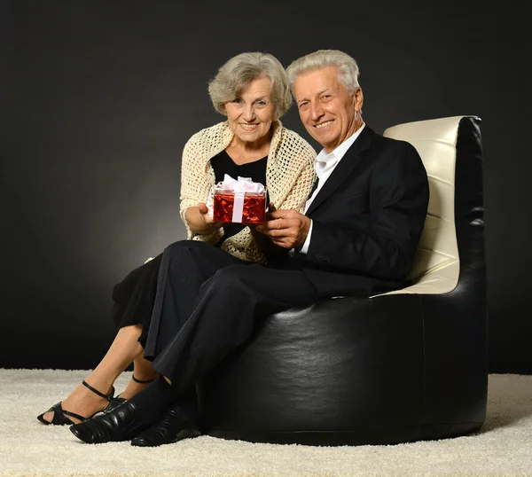 Bejaarde echtpaar vieren vakantie — Stockfoto