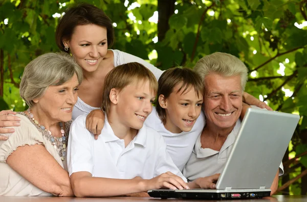 Сім'я з ноутбуком в природі — стокове фото