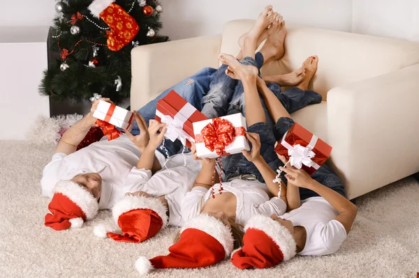 Famiglia che festeggia il nuovo anno — Foto Stock