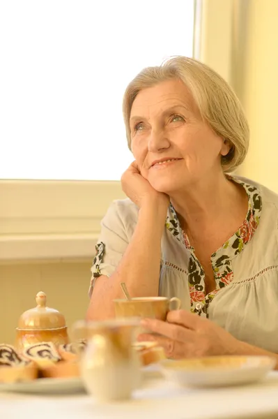 Nadenkend oudere vrouw rusten — Stockfoto