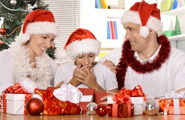 Família celebrando o ano novo — Fotografia de Stock