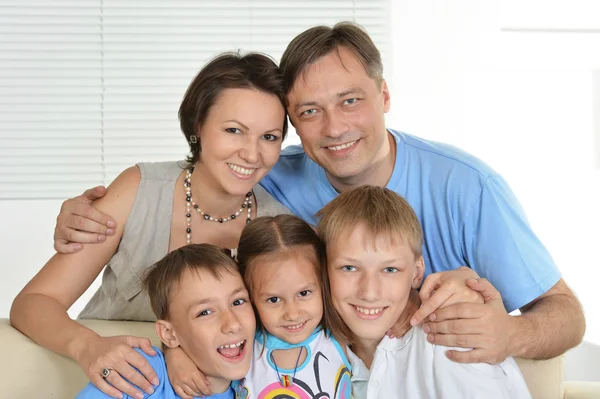 Família agradável de um cinco sentado em casa — Fotografia de Stock