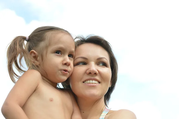 Madre con su pequeña hija en la naturaleza — Foto de Stock