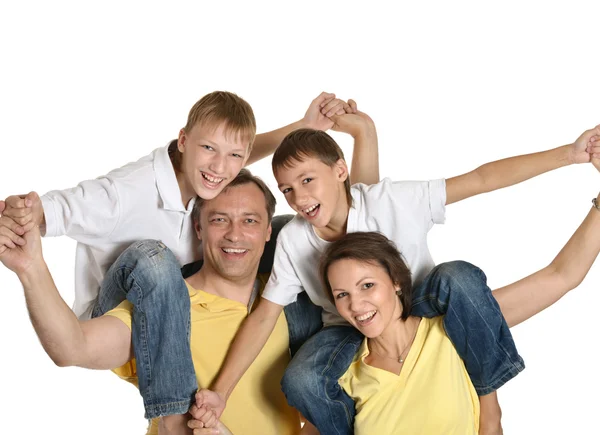 Leuke familie geïsoleerd op witte achtergrond — Stockfoto