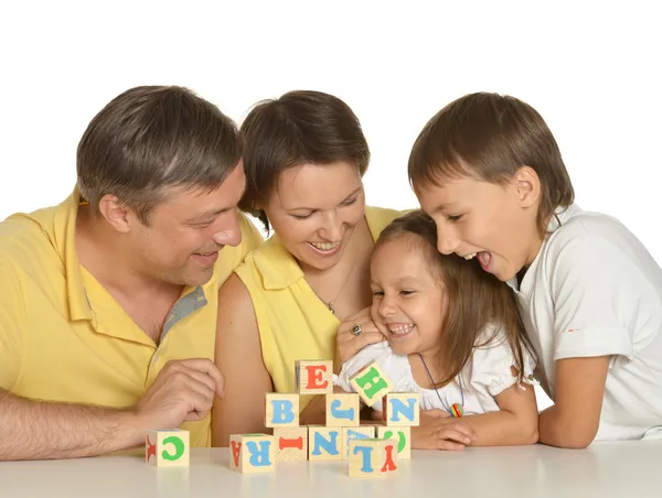 Linda familia de un cinco jugando en blanco — Foto de Stock