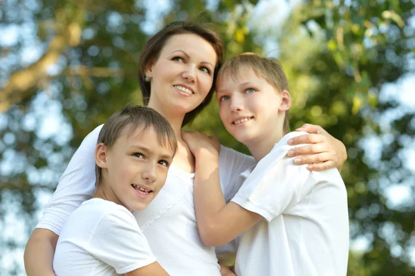 Mamma su una passeggiata con i suoi figli in estate — Foto Stock