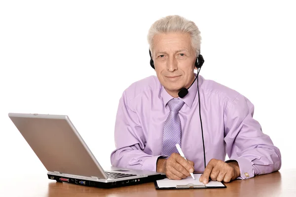 Viejo hombre de negocios que trabaja con cuaderno —  Fotos de Stock