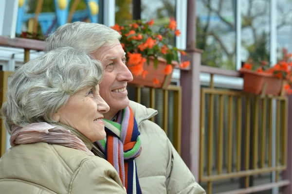 Красивая счастливая пожилая пара отдыхает вместе на открытом воздухе — стоковое фото