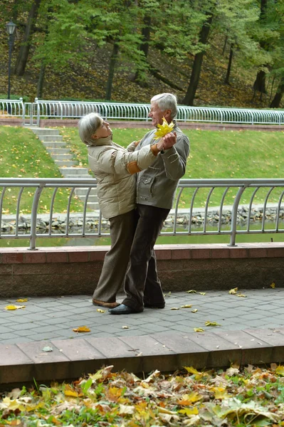 Зрелая пара проводит время на свежем воздухе в парке — стоковое фото