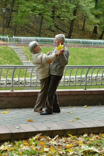 Maduro casal passar tempo ao ar livre no parque — Fotografia de Stock