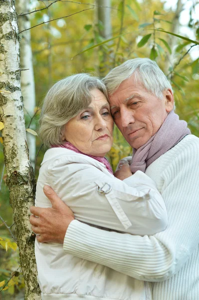 Couple d'âge mûr passe du temps en plein air dans le parc — Photo