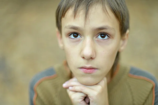 Porträt eines traurigen kleinen Jungen im Herbst — Stockfoto