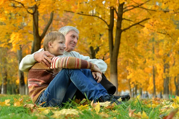 Gelukkig kleinzoon met grootvader over de aard — Stockfoto