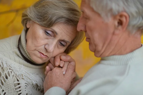 Närbild porträtt av ett sorgligt äldre par — Stockfoto