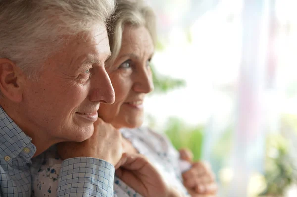 Retrato de close-up de um casal de idosos felizes em casa — Fotografia de Stock