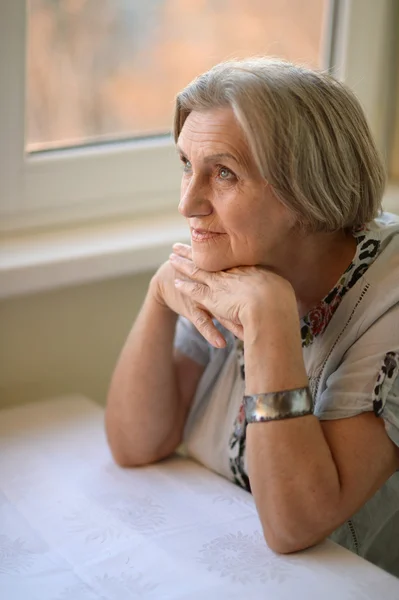 Tatlı bir yaşlı kadın evde portresi — Stok fotoğraf