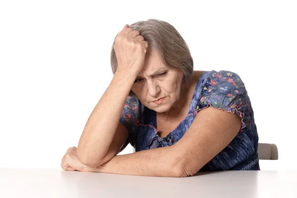 Портрет вдумчивой грустной пожилой женщины — стоковое фото