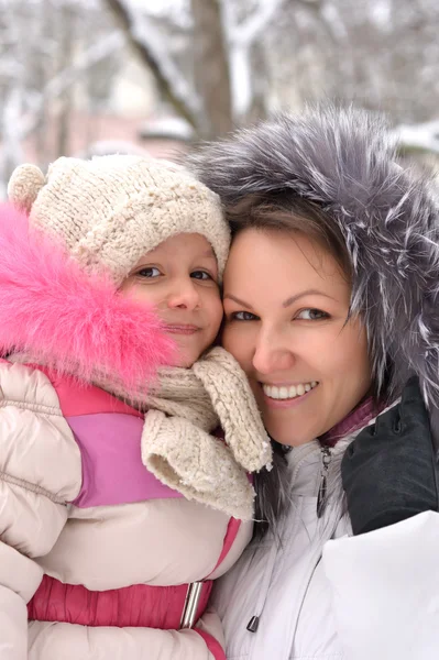 Porträtt av mor och dotter i vinter — Stockfoto