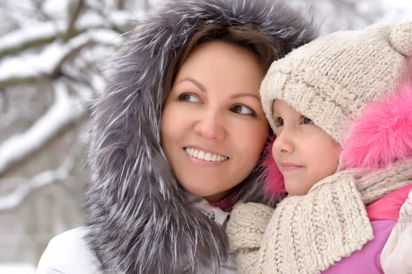 Porträt von Mutter und Tochter im Winter — Stockfoto