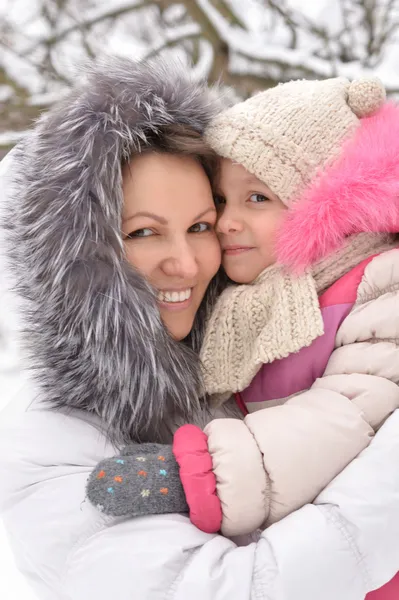 Porträtt av mor och dotter i vinter — Stockfoto