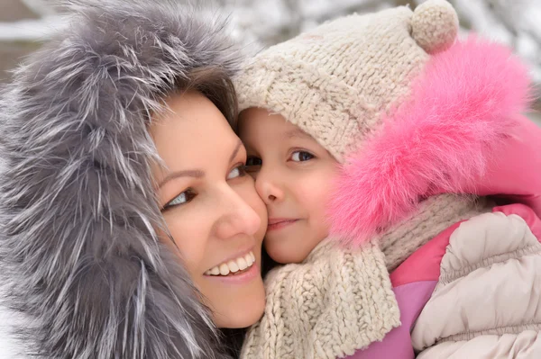 Porträtt av mor och dotter i vinter — Stockfoto