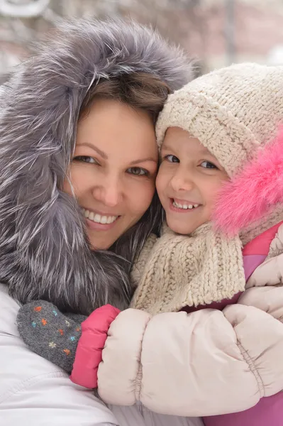 母亲和女儿在冬天的肖像 — 图库照片