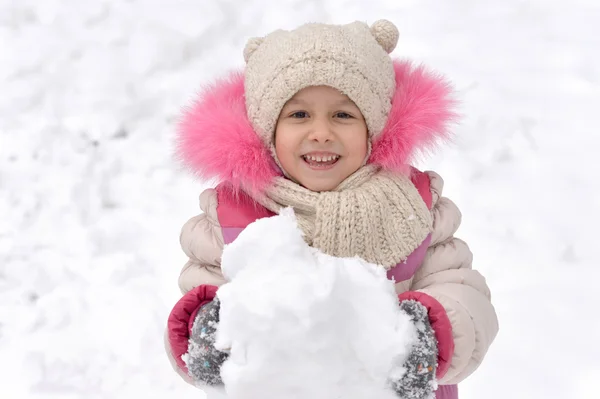 Vrij klein meisje spelen met sneeuw — Stockfoto