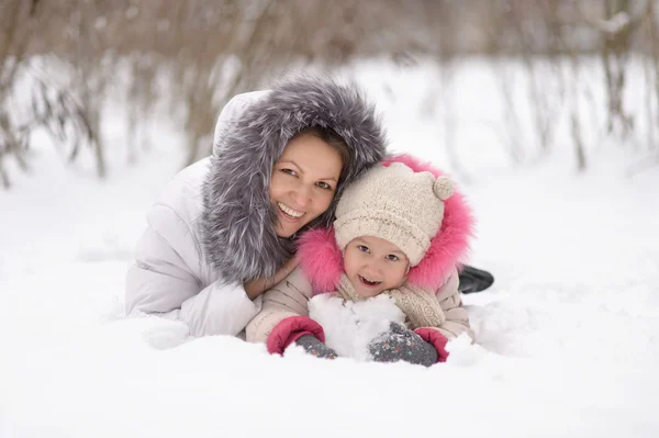 Mutter und Tochter amüsieren sich im Schnee. — Stockfoto