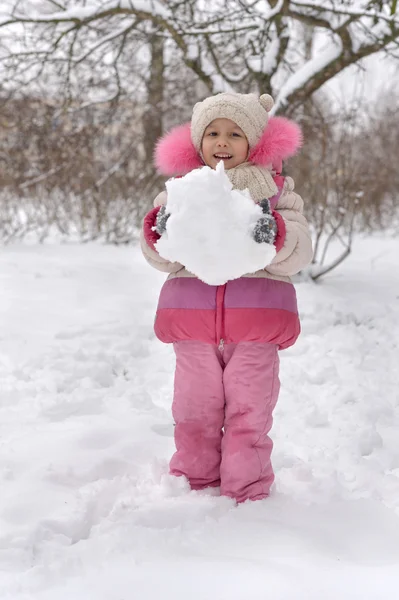 Linda niña jugando con la nieve — Foto de Stock
