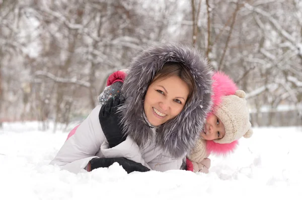 Мати і дочка розважаються в снігу . — стокове фото