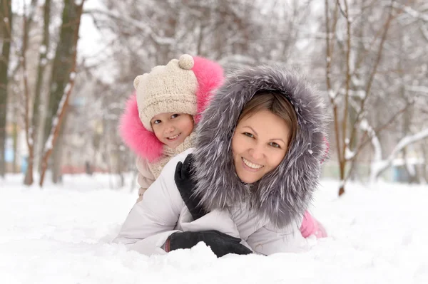 Matka a dcera, zábava na sněhu. — Stock fotografie