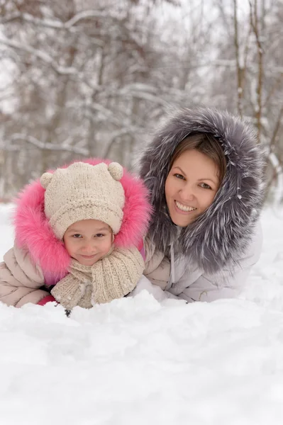 Mor och dotter ha kul i snön. — Stockfoto