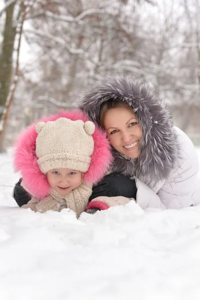 Mutter und Tochter amüsieren sich im Schnee. — Stockfoto