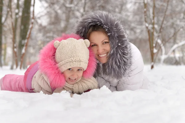 母亲和女儿在雪开心. — 图库照片