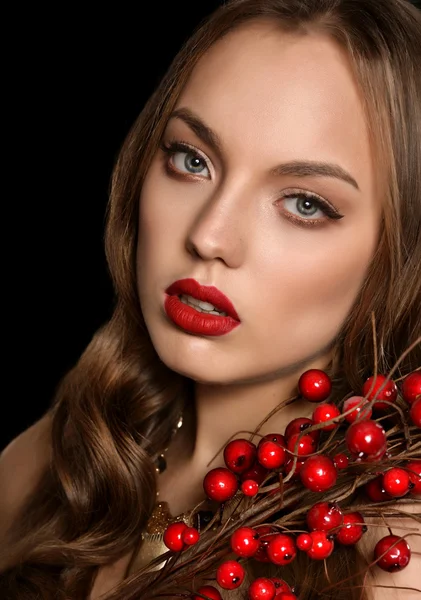 Vacker ung flicka med röda bär — Stockfoto