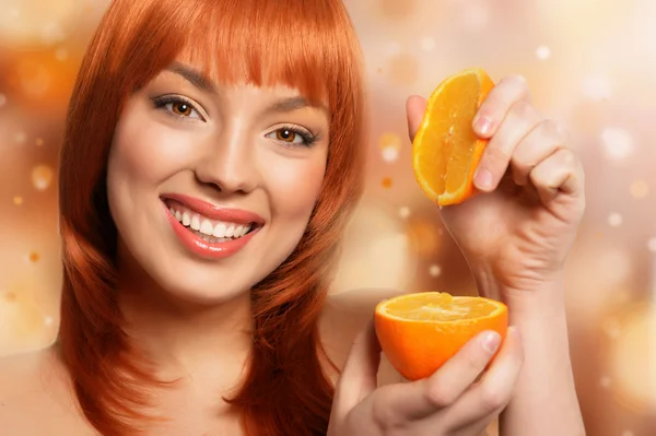 Redhead girl holding orange — Stock Photo, Image