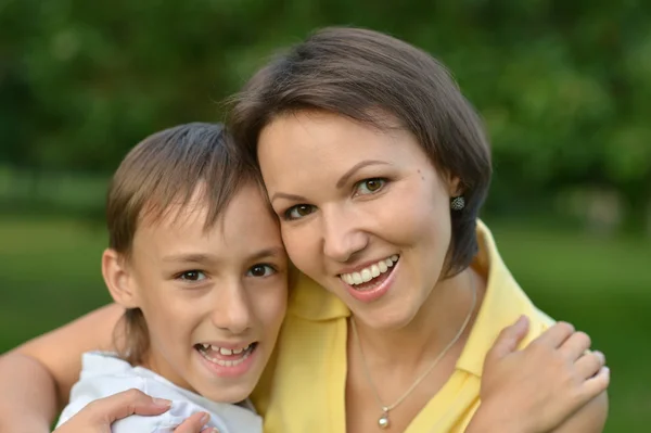 Sorrindo mãe e seu filho — Fotografia de Stock