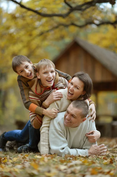 Bonne famille dans le parc d'automne — Photo