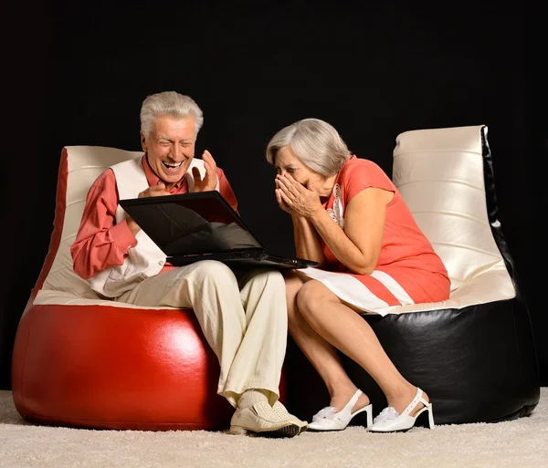 Seniorenpaar arbeitet mit Notizbuch — Stockfoto