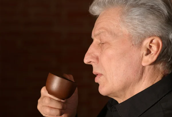 Uomo anziano con tazza di caffè — Foto Stock