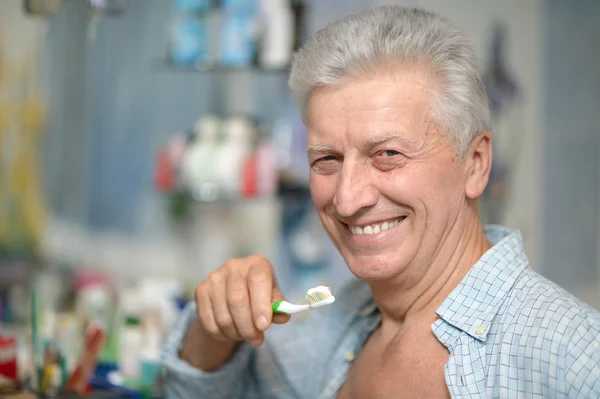 O homem está a escovar os dentes — Fotografia de Stock